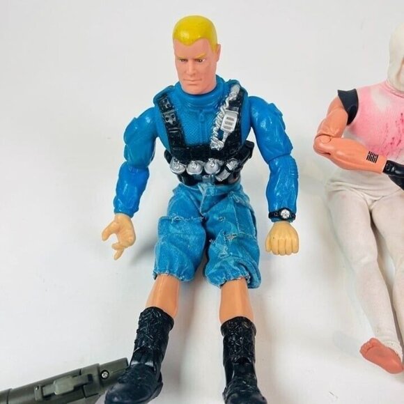 G.I. Joe Action Figures Lot of 4 With Weapons & Storage Case - Picture 5 of 12
